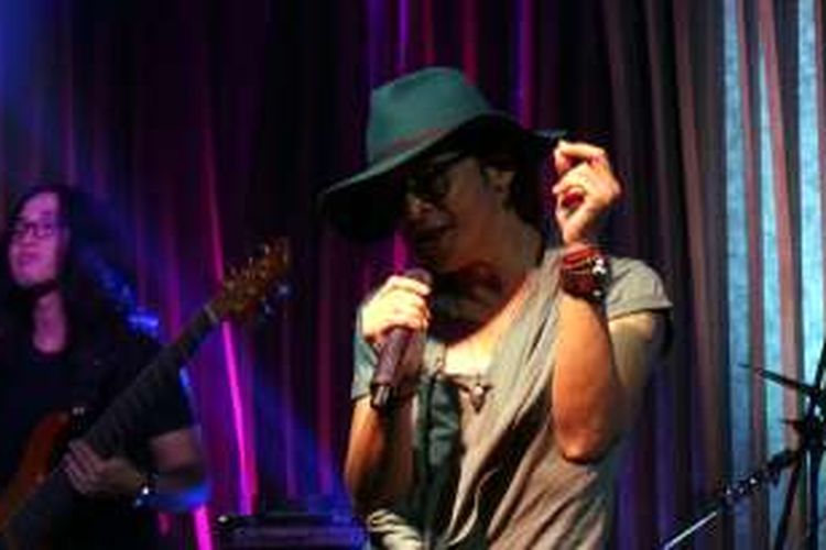 Andy '/rif' tampil sebagai penyanyi solo dalam acara White Collar Rock di Hard Rock Cafe, Pacific Place, Jakarta Selatan, Senin (5/12/2016) malam.