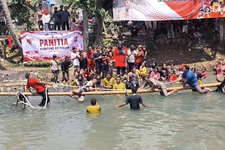 Unik, Tarik Tambang di Atas Air di Bangkalan Hibur Warga hingga Camat Tercebur