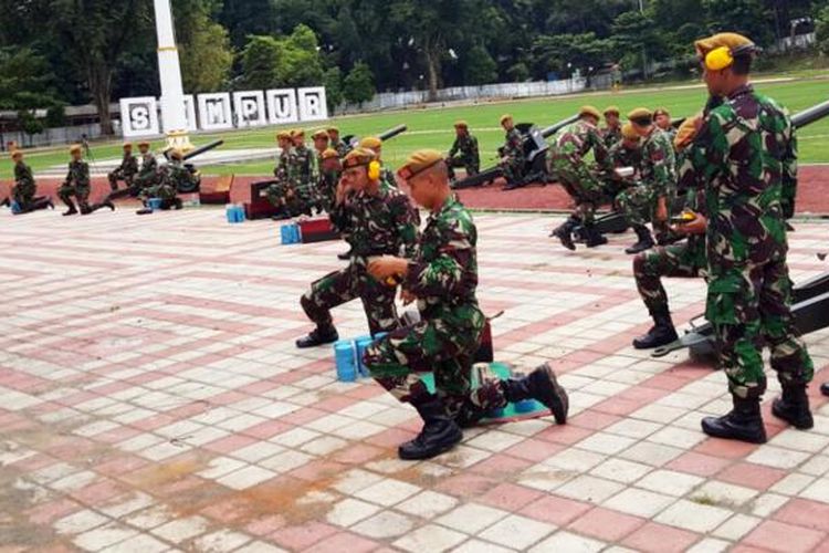 Pasukan TNI sedang mempersiapkan meriam untuk menyambut kedatangan Perdana Menteri Jepang Shinzo Abe ke Istana Bogor, Minggu (15/01/2017).