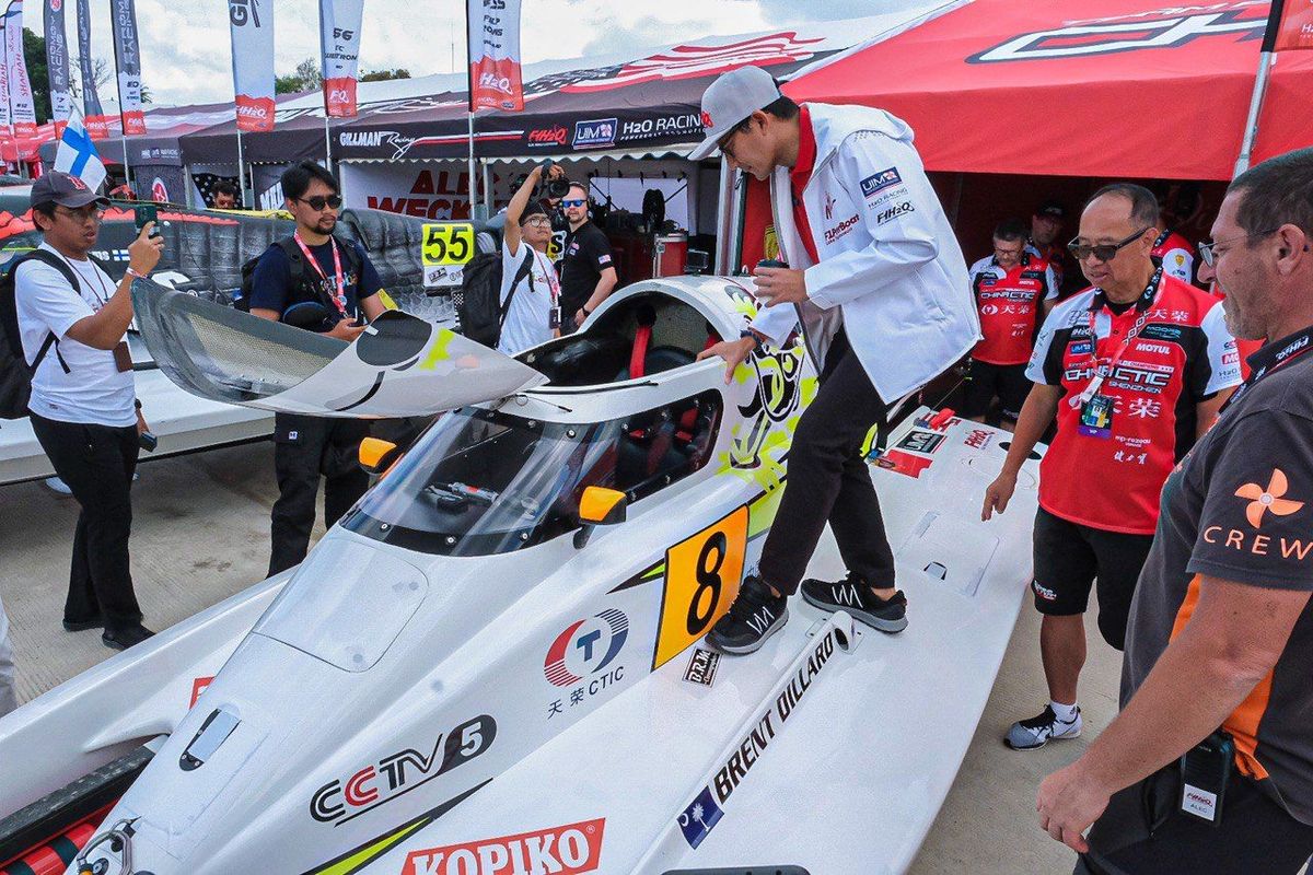Menteri Pariwisata dan Ekonomi Kreatif/Kepala Badan Pariwisata dan Ekonomi Kreatif (Menparekraf/Kabaparekraf) Sandiaga Uno saat mencoba naik powerboat di ajang F1H20.