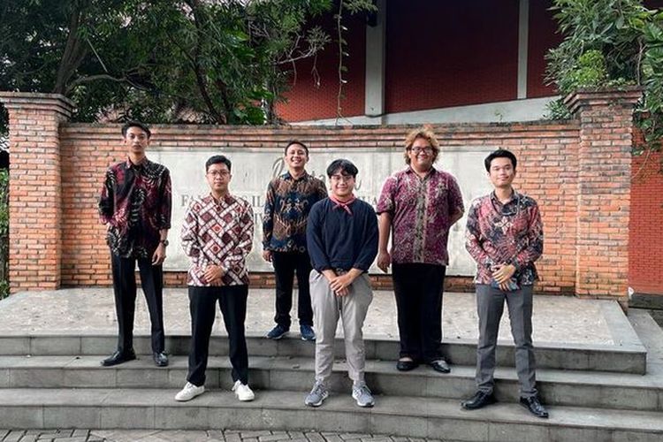 Haekal Rheza Afandi bersama teman-teman satu angkatan S2 jurusan Filologi Universitas Indonesia (UI).