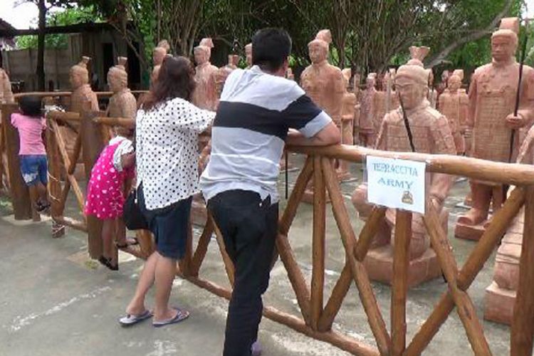 Patung Terakota yang sarat nilai sejarah bisa anda temukan di Pantai Tongaci Sungailiat, Bangka, Kepulauan Bangka Belitung.