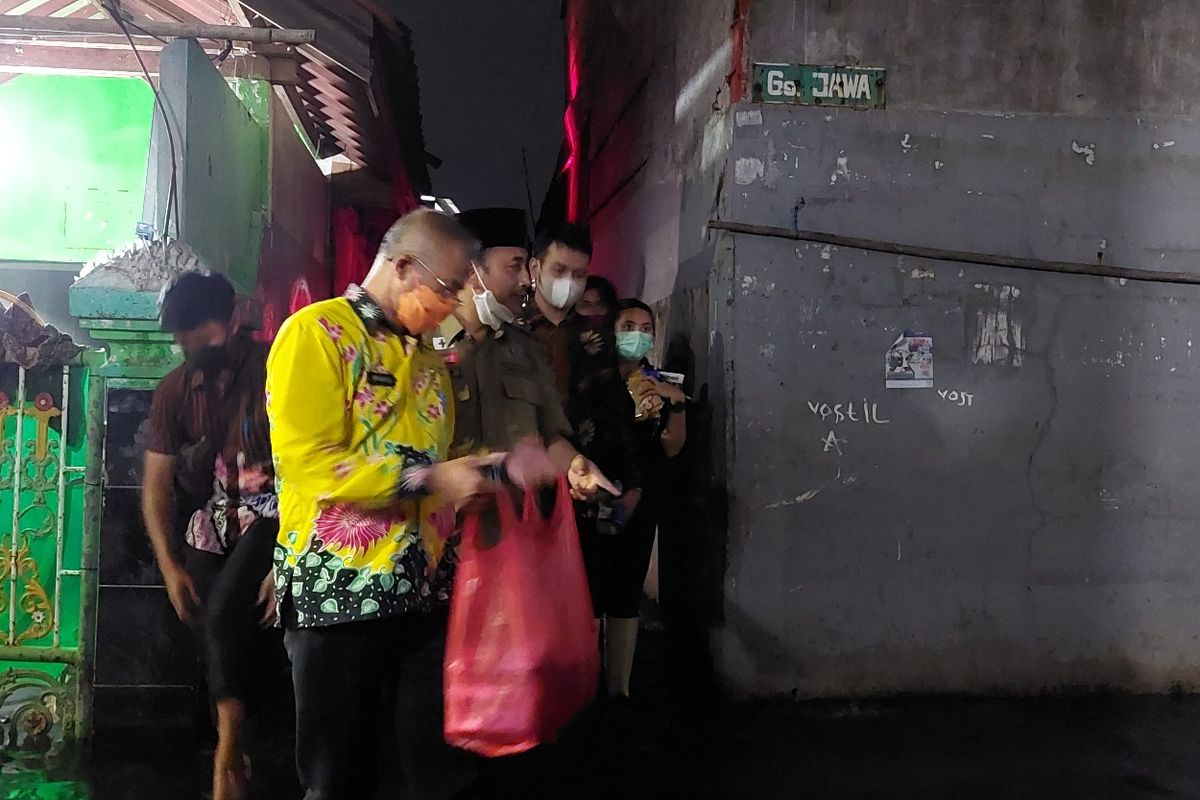 Jajaran Pemerintah Kota Jakarta Barat membagikan bantuan kepada warga terdampak banjir di RW 02 Tegal Alur, Kalideres, Jakarta Barat, pada Kamis (20/1/2022) pukul 22.00 WIB.