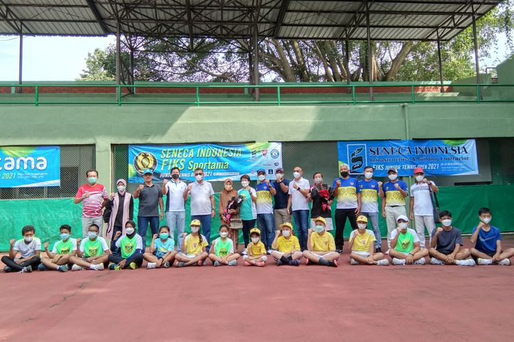 Para pengurus PP Pelti dan Panitia Seneca Indonesia Fiks Sportama Junior Tennis Open 2021 berfoto dalam pebukaan turnamen tersebut di Lapangan Tenis Taman Maluku, JL Ambon, Kota Bandung, Minggu (19/12/2021).