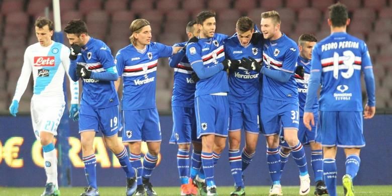 Para pemain Sampdoria merayakan gol ke gawang Napoli pada partai lanjutan Serie A di Stadion San Paolo, Sabtu (7/1/2017).