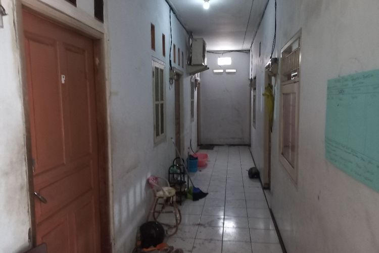 Kondisi rumah kos yang ditempati S, seorang ayah yang menyimpan jasad bayi di kulkas di Jalan Tanah Seratus, RT 003 RW 012, Sudimara Jaya, Ciledug, Tangerang pada Kamis (6/7/2023)..