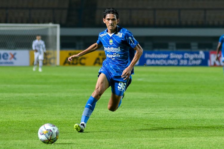 Ryan Kurnia pemain baru Persib Bandung di musim Liga 1 2023-2024 kala tampil di laga uji coba pramusim melawan Dewa United, Kamis (15/6/2023) di Stadion Gelora Bandung Lautan Api (GBLA).  Terkini, Persib akan menjamu Dewa United pada pekan ketiga Liga 1 2023-2024.
