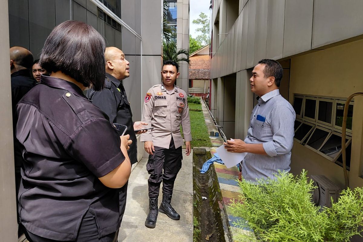Anggota Polres Salatiga melakukan olah TKP pasien jatuh dari lantai 4 RSUD Salatiga, Rabu (10/9/2025) 