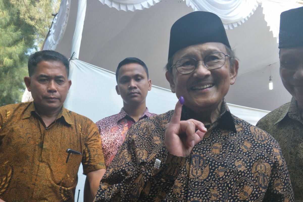 Presiden Republik Indonesia ketiga Bacharuddin Jusuf Habibie atau BJ Habibie usai menggunakan hak suaranya dalam Pemilihan Umum (Pemilu) 2019. Habibie mencoblos di Tempat Pemungutan Suara (TPS) 10 Kelurahan Kuningan Timur, Jakarta Selatan, Rabu (17/4/2019).