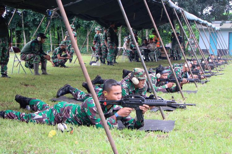 Ilustrasi Prajurit TNI latihan menembak. (Dok TNI)