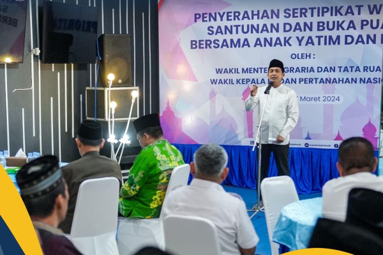 Wakil Menteri Agraria dan Tata Ruang/Wakil Kepala Badan Pertanahan Nasional (Wamen ATR/Waka BPN), Raja Juli Antoni menyerahkan 10 sertipikat tanah wakaf di Gresik, Jawa Timur, pada Rabu (27/03/2024). 