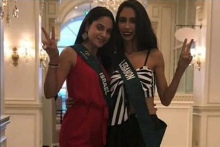 Miss Earth Lebanon Salwa Akar berfoto bersama Miss Earth Israel Dana Zreik. (Twitter/Ofir Gendelman)