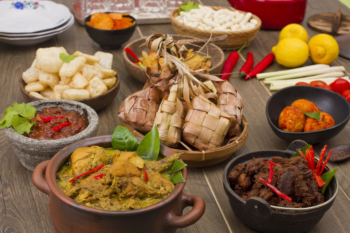 Ilustrasi ketupat dan makanan pendampingnya. Ketupat merupakan kuliner khas Lebaran di Indonesia. 