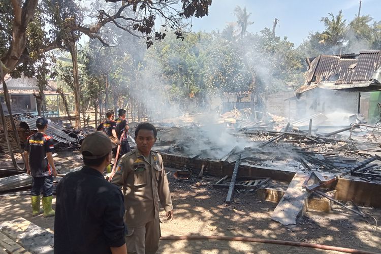 Lokasi kebakaran dua rumah di Desa Bungatan, Kabupaten Situbondo, Provinsi Jawa Timur, Selasa (17/9/2024).