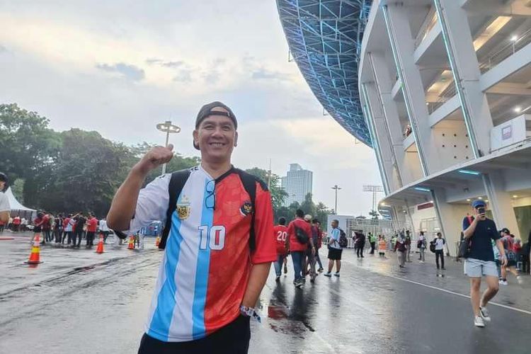 Hatopan Simanjuntak, suporter asal Medan yang datang ke Stadion Utama GBK untuk mendukung Timnas Indonesia, Senin (19/6/2023)