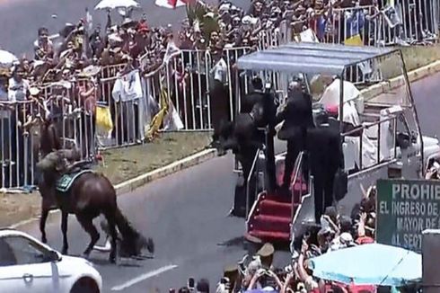Ketika Paus Fransiskus Menolong Polisi yang Jatuh dari Kuda di Chile