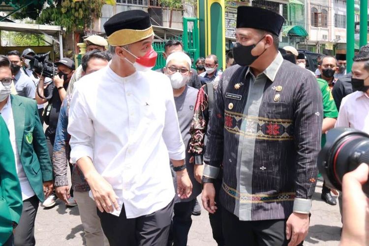 Gubernur Jawa Tengah Ganjar Pranowo ditemani Wali Kota Medan Bobby Nasution mengunjungi beberapa bangunan bersejarah di kawasan Kota Lama Kesawan, Jumat (8/4/2022)