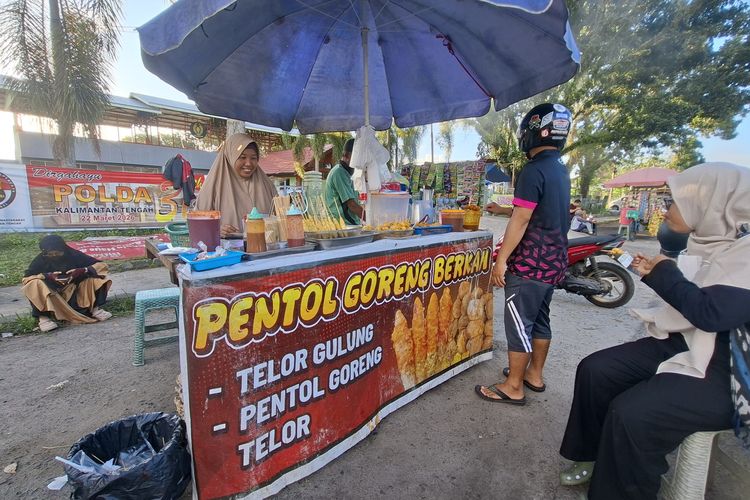Harga Plastik Melejit, Pedagang Gorengan di Palangka Raya Pilih Kecilkan Ukuran Pentol