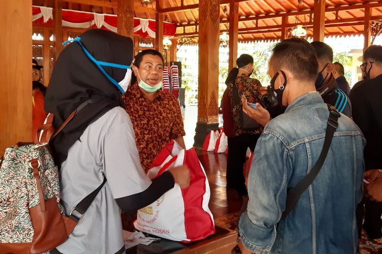 Para seniman menerima bantuan paket sembako dari presiden di Pendopo Loji Gandrung Solo, Jawa Tengah, Jumat (29/5/2020).