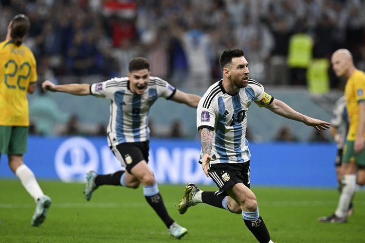 Kapten timnas Argentina Lionel Messi merayakan golnya ke gawang Australia pada laga babak 16 besar Piala Dunia 2022 di Stadion Ahmad bin Ali, Al Rayyan, Qatar, Minggu (4/12/2022) dini hari WIB.