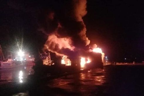 60 Ton Beras Ikut Terbakar Bersama Kapal yang Bersandar di Pelabuhan Tulehu Maluku