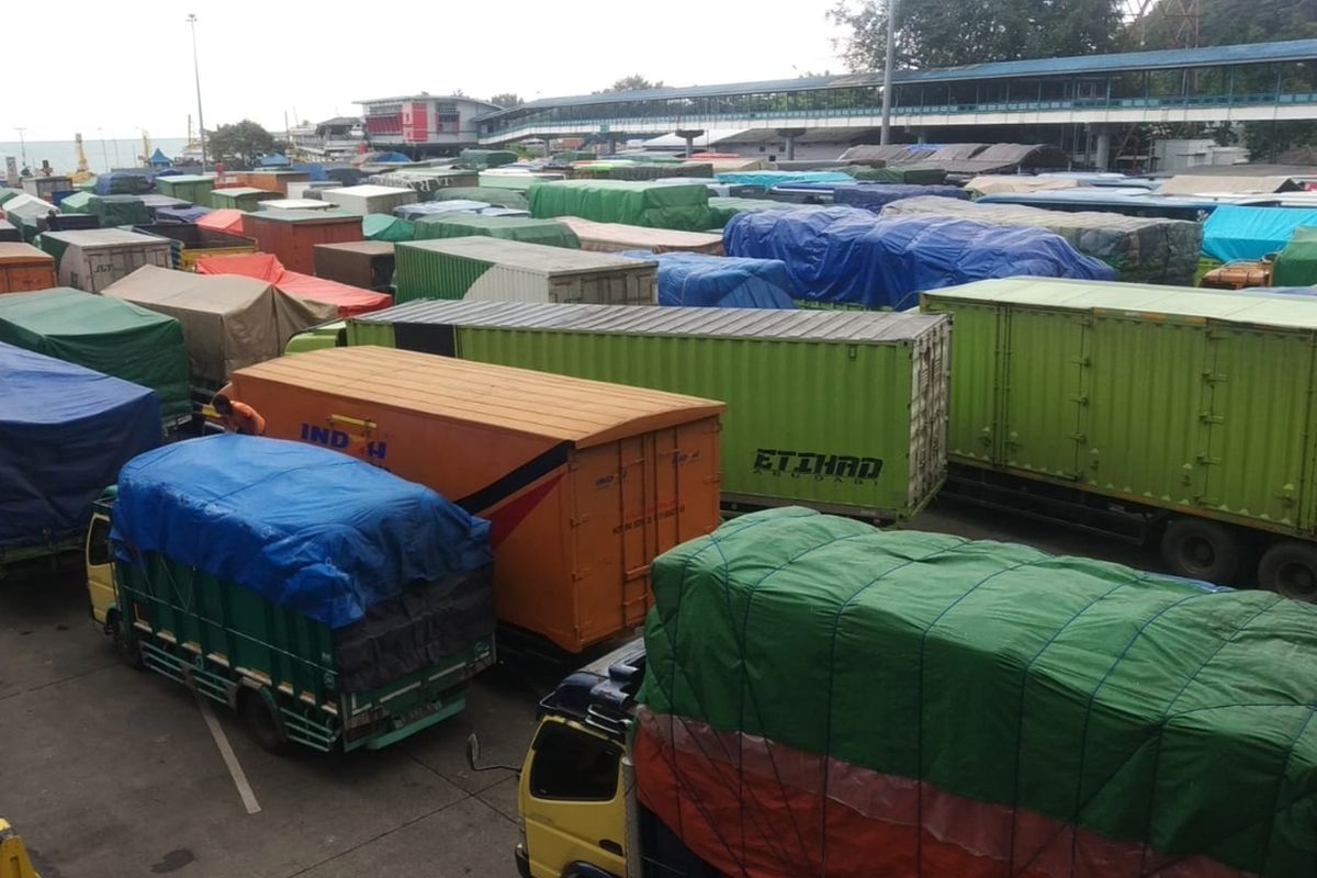 Penumpukan Kendaraan Terjadi di Pelabuhan Merak karena layanan penyebrangan ditutup sejak semalam karena cuaca buruk. Pagi ini, aktifitas penyebaran kembali dibuka dan antrean kendaraan mulai terurai.