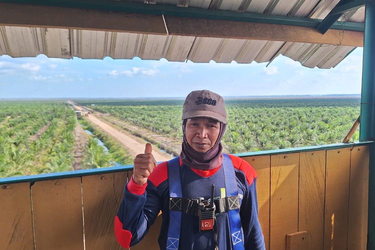 Kisah Kisruh, Pasang Mata Cegah Karhutla dari Menara Api