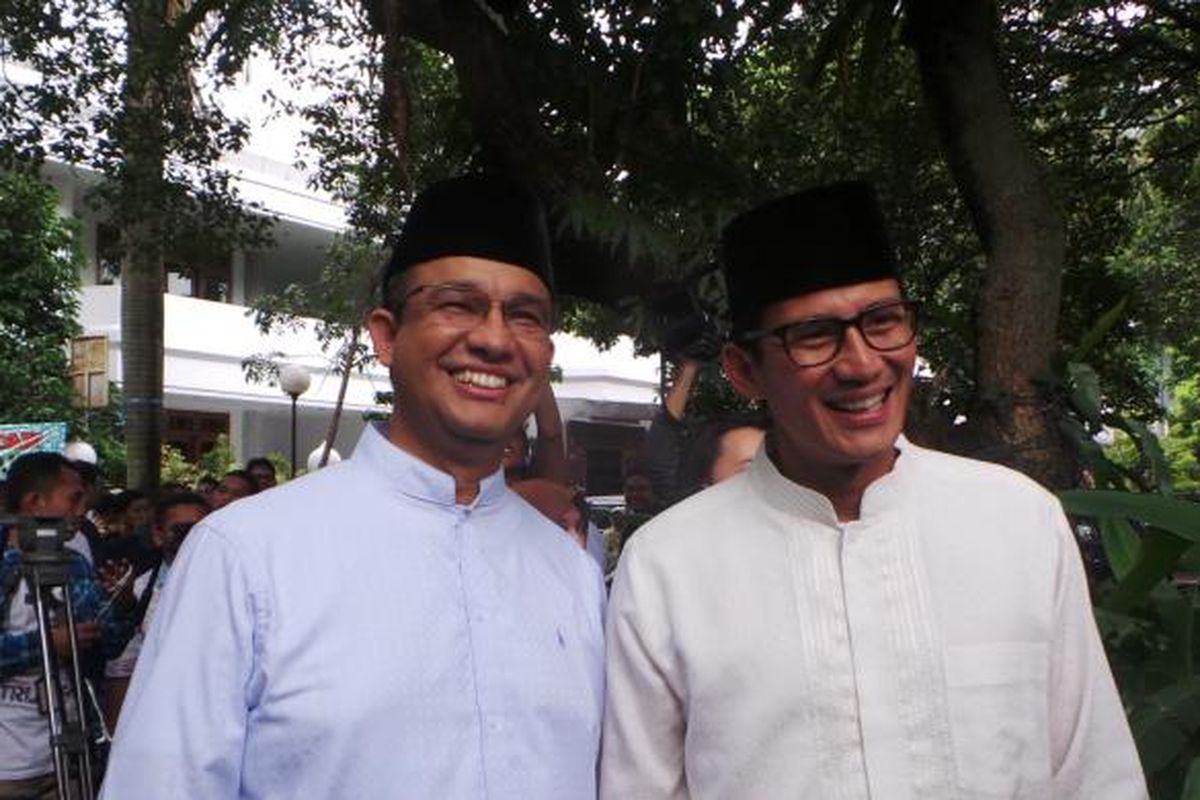 Pasangan calon gubernur-wakil gubernur nomor pemilihan tiga DKI Jakarta Anies Baswedan-Sandiaga Uno, seusai Shalat Jumat di Masjid At-Taqwa, Kebayoran Baru, Jakarta Selatan, Jumat (27/1/2017).