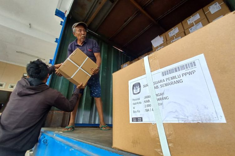 Petugas menurunkan surat suara PPWP di gudang KPU Kabupaten Semarang