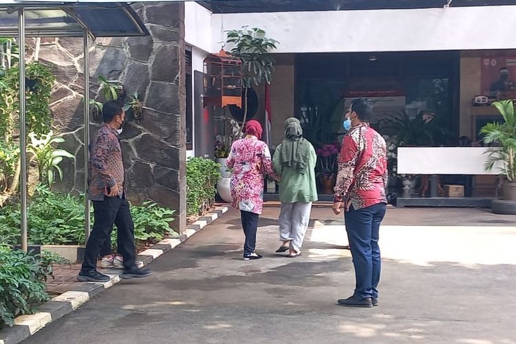 Menteri Sosial Tri Rismaharini mendatangi rumah dinas Menpan-RB Tjahjo Kumolo di Jalan Widya Chandra IV Nomor 22, Jakarta Selatan, Jumat (1/7/2022).