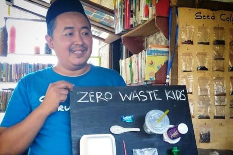 Mang Yadi (36), pegiat lingkungan dari Zero Waste Cianjur saat mengedukasi masyarakat tentang gaya hidup bebas sampah
