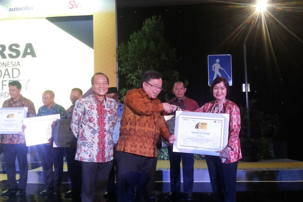 Kepala Badan Perencana Pembangunan Nasional (Bappenas) Bambang Brodjonegoro saat menyerahkan penghargaan kepada salah satu perwakilan daerah yang menjadi finalis dalam ajang Indonesia Road Safety Award 2017, di Jakarta, Kamis (7/12/2017). Ajang IRSA merupakan wujud apresiasi kepada kota dan kabupaten terbaik dalam hal penerapan tata kelola keselamatan jalan. 