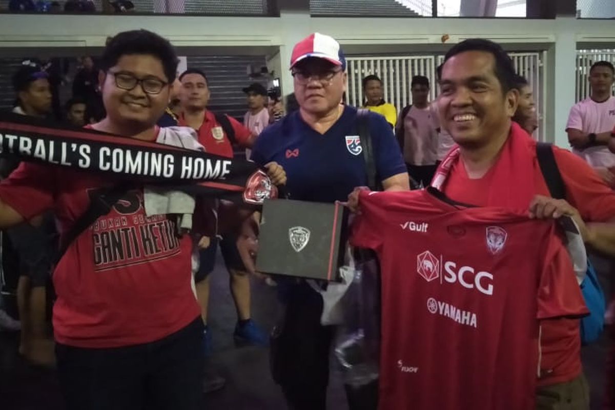 Pemberian Jersey dari suporter Indonesia kepada suporter Thaliand usai laga Indonesia vs Thailand di Stadion Utama Gelora Bung Karno (SUGBK), Selasa (10/9/2019) malam 