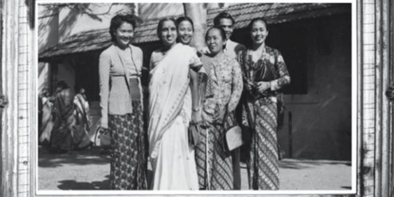 Delegasi kami berfoto di Madras bersama seorang perempuan anggota parlemen India. Ibu Herawati Diah tampak berdiri paling kiri mengenakan kebaya