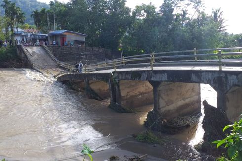 Ambruk Diterjang Banjir, Jembatan Sungai Pangkua Belum Diperbaiki
