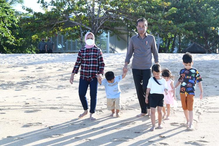 Presiden Joko Widodo dan Ibu Negara Iriana Jokowi mengajak keempat cucunya, Jan Ethes Srinarendra, La Lembah Manah, Panembahan Al Ahyan Nasution, dan Sedah Mirah, bermian di Pantai Nusa Dua, Bali, Jumat (6/6/2022) sore.