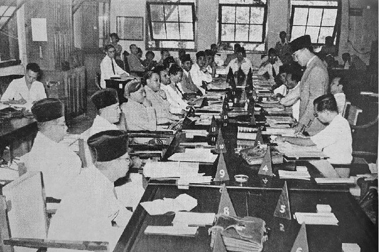 Sidang PPKI pada 18 Agustus 1945 yang salah satu hasilnya adalah menetapkan UUD 1945 serta memilih presiden dan wakil presiden Republik Indonesia.