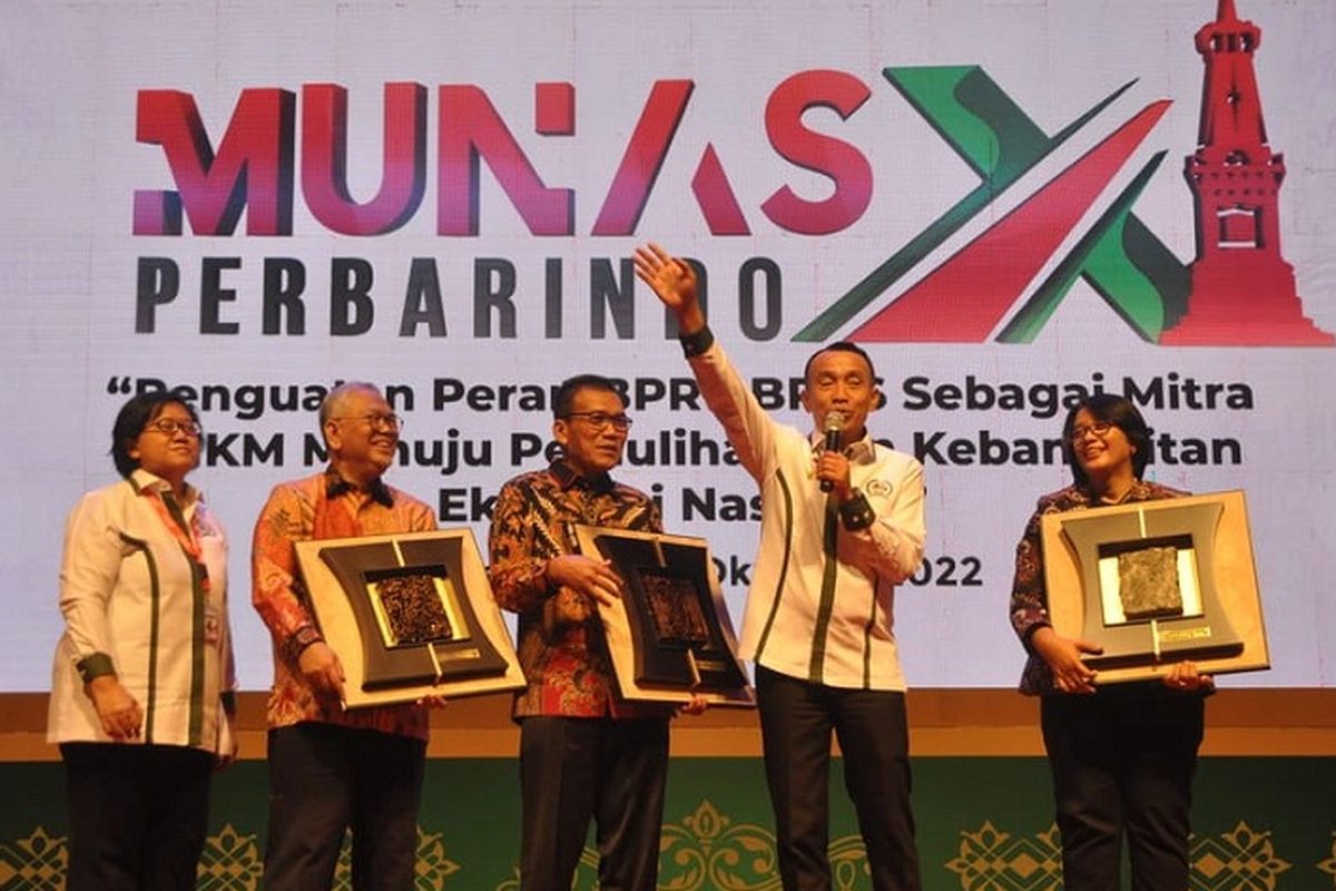 Pembukaan Munas XI Perhimpunan Bank Perkreditan Rakyat Indonesia (Perbarindo) di Yogyakarta, Rabu (19/10/2022). Ketum Perbarindo Joko Suyanto (ketiga dari kiri) memberikan piagam penghargaan ke Plt Deputi Komisioner Regional OJK Bambang Widjanarko (kedua dari kiri), Anggota Komisi XI DPR Musthofa, dan Kepala Dinas Koperasi dan UKM Daerah Istimewa Yogyakarta Srie Nurkyatsiwi (paling kanan). 