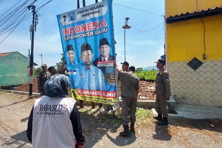 Bawaslu dan Satpol PP Kabupaten Semarang menurunkan APK yang melanggar