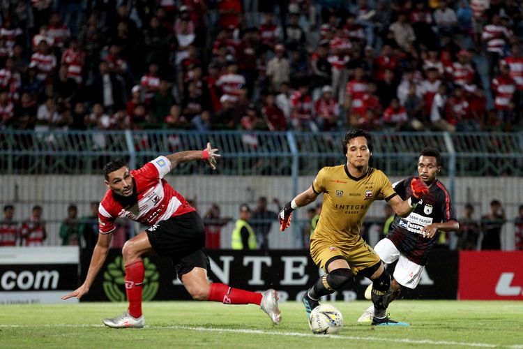 Penjaga gawang Madura united, M Ridho menghalau bola pada pekan 26 Liga 1 2019 melaram Persipura Jayapura yang berakhir dengan skor 0-2 di Stadion Gelora Bangkalan, Jawa Timur, Minggu (02/11/2019) malam. 