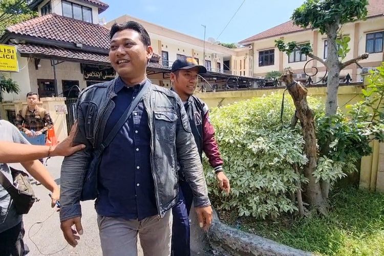 Masinis KA Brantas Budi Winarno (34) dan asisten masinis, Ari Wibowo (36) usai diperiksa polisi di kantor Satlantas Polrestabes Semarang, Jumat (21/7/2023).