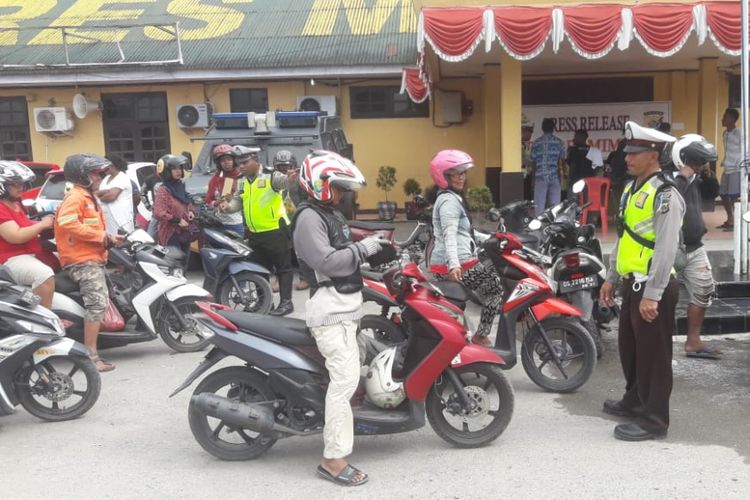 Suasana Operasi Zebra Matoa 2018 yang digelar Satuan Lalulintas Polres Mimika bersama Dinas Perhubungan dan Polisi Militer di Halaman Kantor Pelayanan Polres Mimika, Senin (12/11/2018)