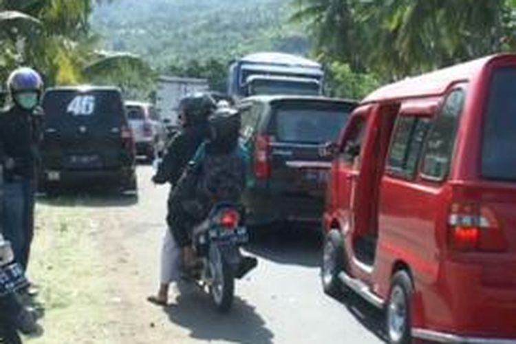 Penutupan seluruh ruas jalan menuju kantor DPRD Polewali Mandar, Sulawesi Barat tempat berlangsungnya pelantikan 45 anggota DPRD periode 2014-2019, menyebabkan sejumlah pengguna jalan bingung karena sejumlah ruas jalan dialihkan.
