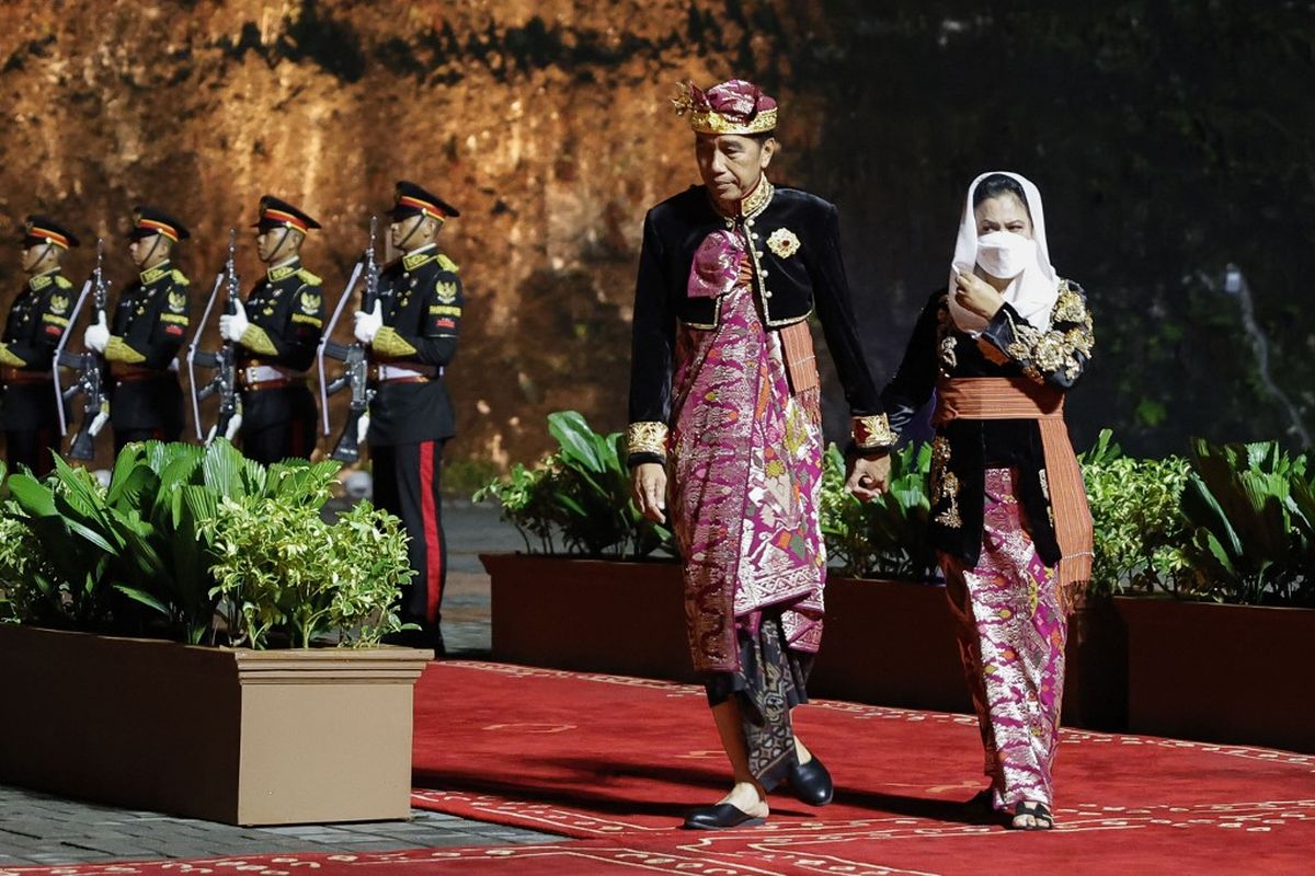 Presiden Joko Widodo dan Ibu Negara Iriana Joko Widodo saat menghadiri Jamuan Makan Malam KTT G20 di Taman Budaya Garuda Wisnu Kencana (GWK), Kuta Selatan, Bali, Selasa (15/11/2022).