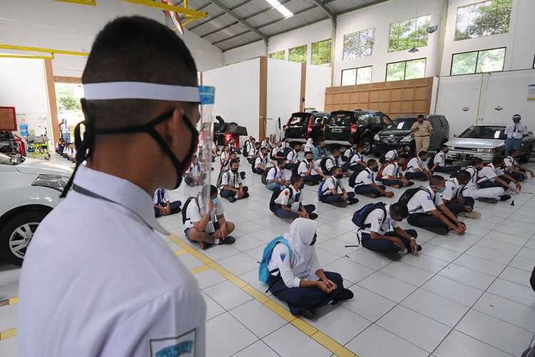 Sejumlah siswa baru mengikuti Masa Pengenalan Lingkungan Sekolah (MPLS) di SMK Negeri 2 Salatiga, Jawa Tengah, Senin (13/7/2020). Sebanyak 642 siswa baru mengikuti MPLS secara langsung dengan dua kelas program keahlian yang dilakukan bergilir dalam satu hari dengan tetap menerapkan protokol kesehatan COVID-19.