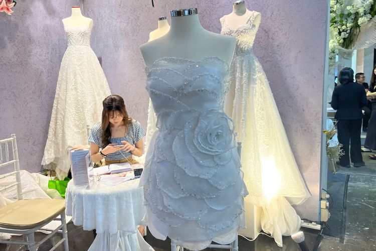 Gaun pernikahan 3in1 Gown yang didesain oleh desainer Jessica Evadne di booth Evadne Atelier, di Bridestory Market 2024.