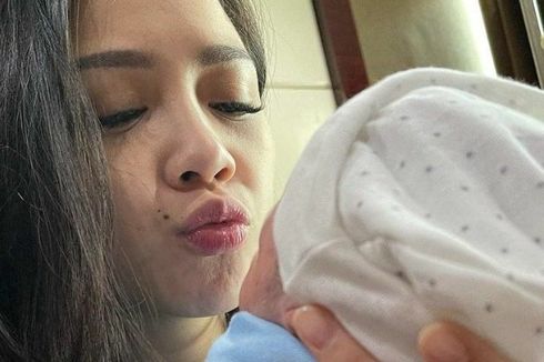 Nagita Slavina Ungkap Perbedaan Rafathar dan Baby R Saat Lahir