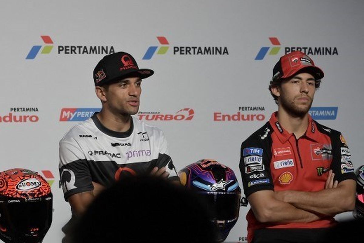 (Kiri ke Kanan) Pebalap Gresini Racing Marc Marquez, pebalap Ducati Tim Lenovo Francesco Bagnaia, pebalap Prima Pramac Racing Jorge Martin menghadiri konferensi pers jelang balapan MotoGP Indonesia 2024 di Pertamina Mandalika International Sirkuit, di Mandalika, Nusa Tenggara Barat, pada 26 September 2024. (Foto BAY ISMOYO / AFP)