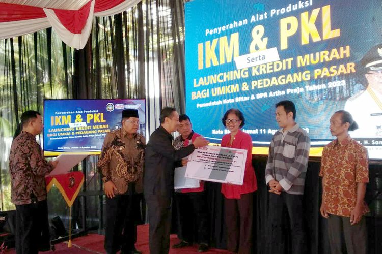 Wali Kota Blitar Santoso menyaksikan penyerahan secara simbolis bantuan peralatan produksi untuk pelaku UMKM di Kota Blitar, Jumat (11/8/2023)