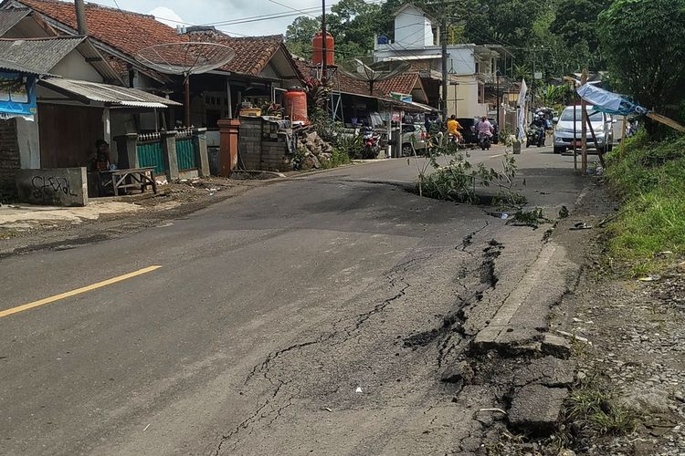 Ruas jalan nasional Cibadak-Palabuhanratu ambles dampak bencana gerakan tanah Kampung Nyalindung, Desa Pasirsuren, Kecamatan Bantargadung, Sukabumi, Jawa Barat, Jumat (4/3/2022).